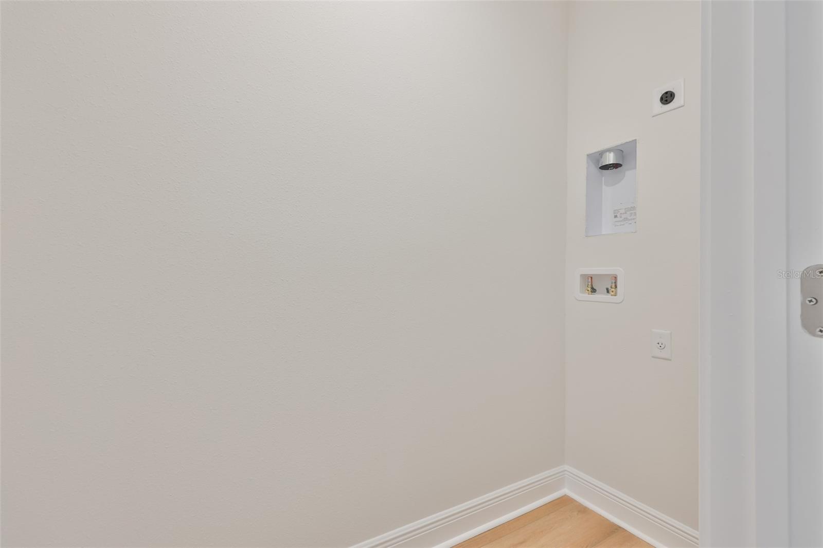 1913 W Beach St Property Photo 22
