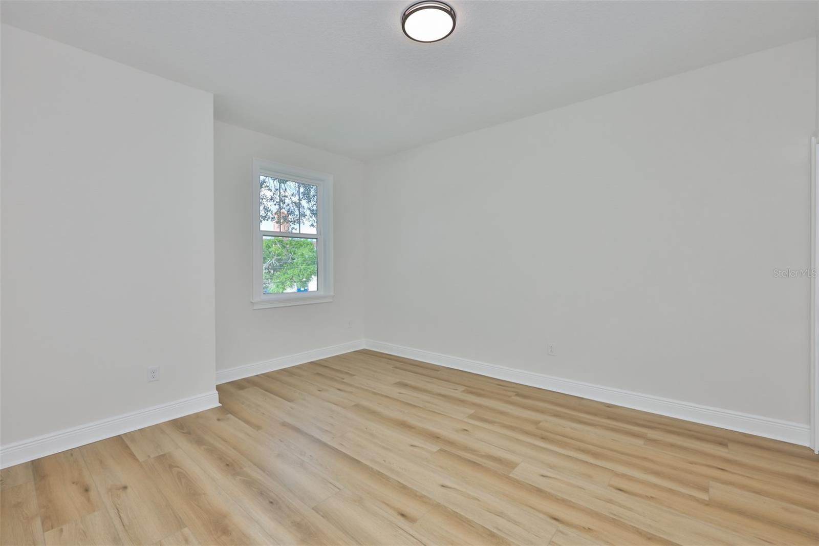 1913 W Beach St Property Photo 23