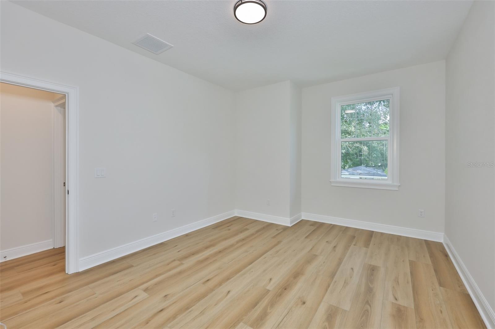 1913 W Beach St Property Photo 24