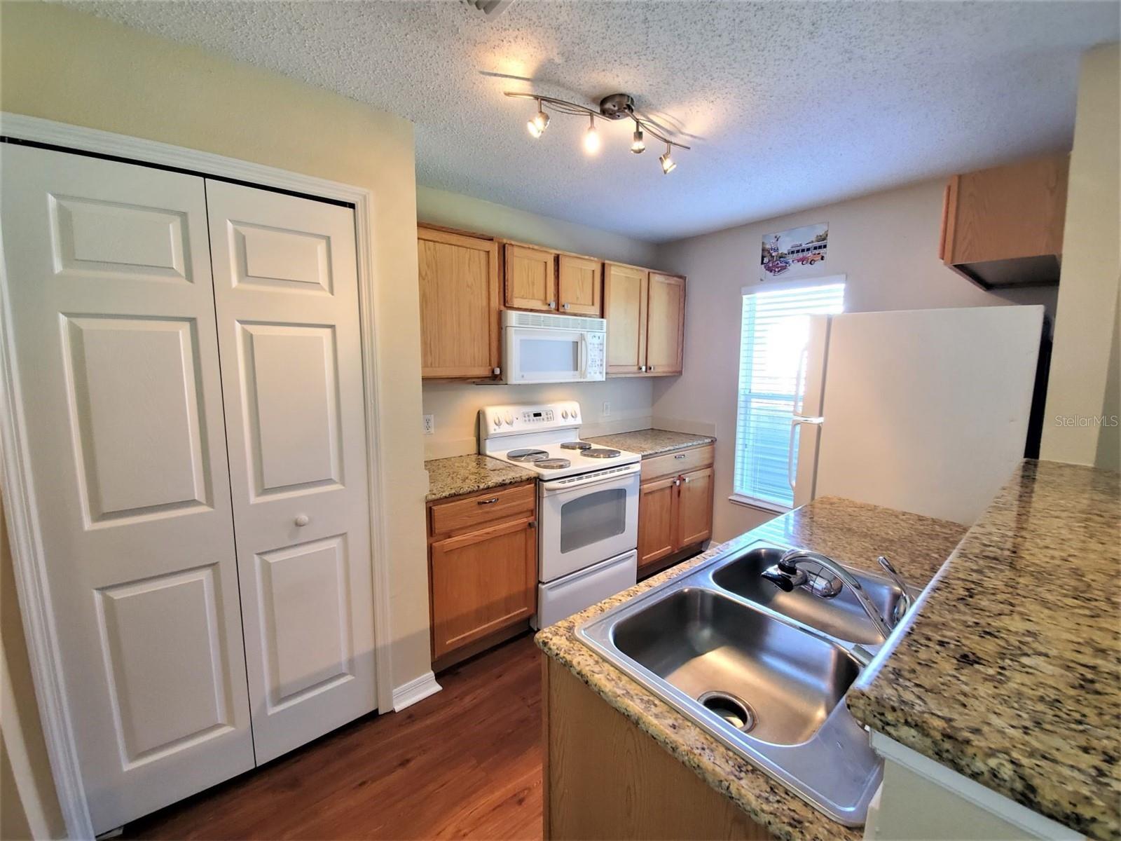 9870 Ashburn Lake Dr Property Photo 8