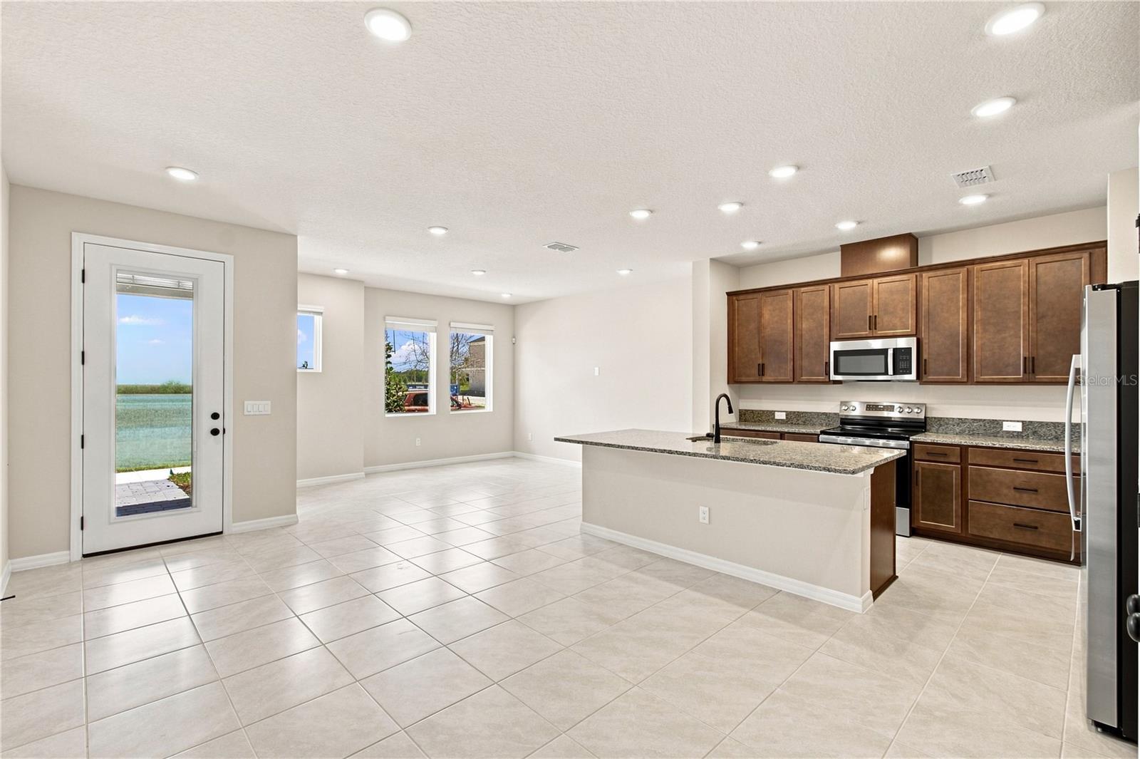 5588 Coopers Hawk Ct Property Photo 2