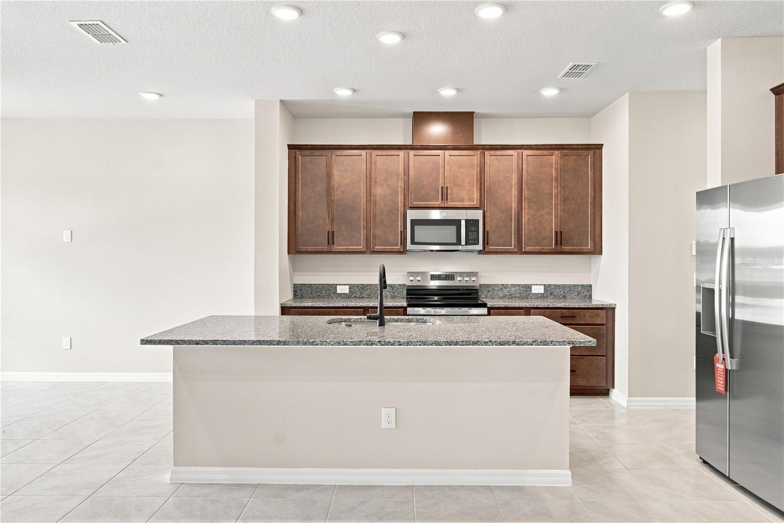 5588 Coopers Hawk Ct Property Photo 3