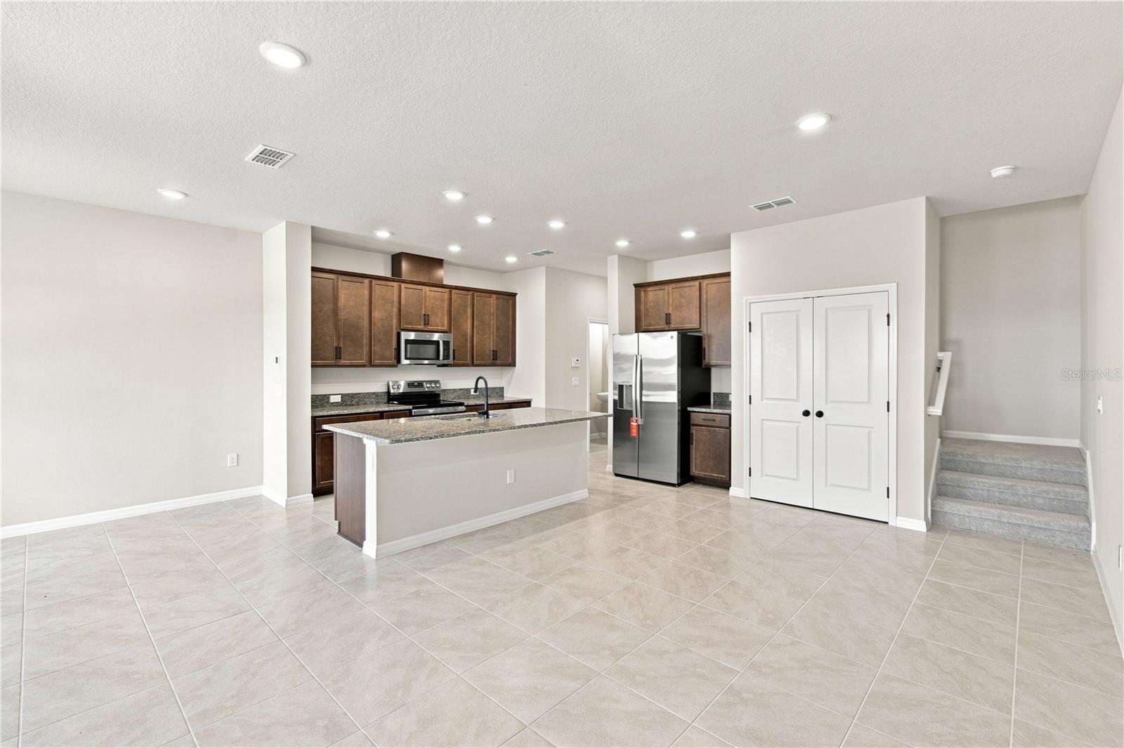 5588 Coopers Hawk Ct Property Photo 4