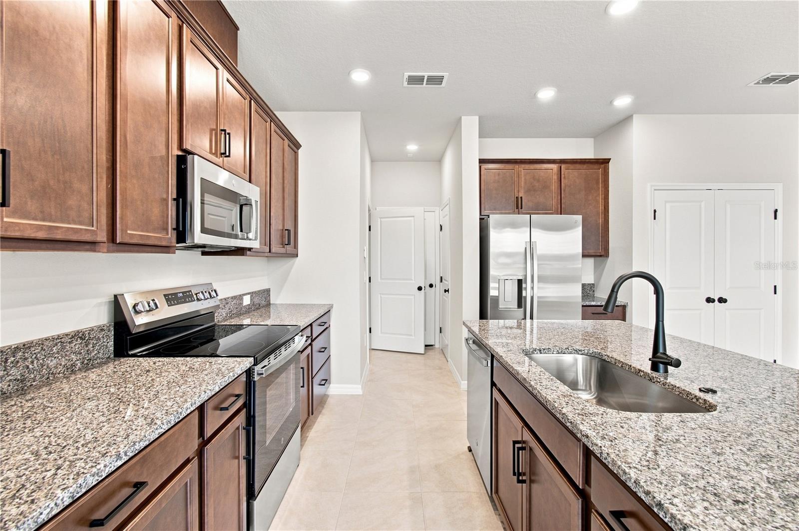 5588 Coopers Hawk Ct Property Photo 7