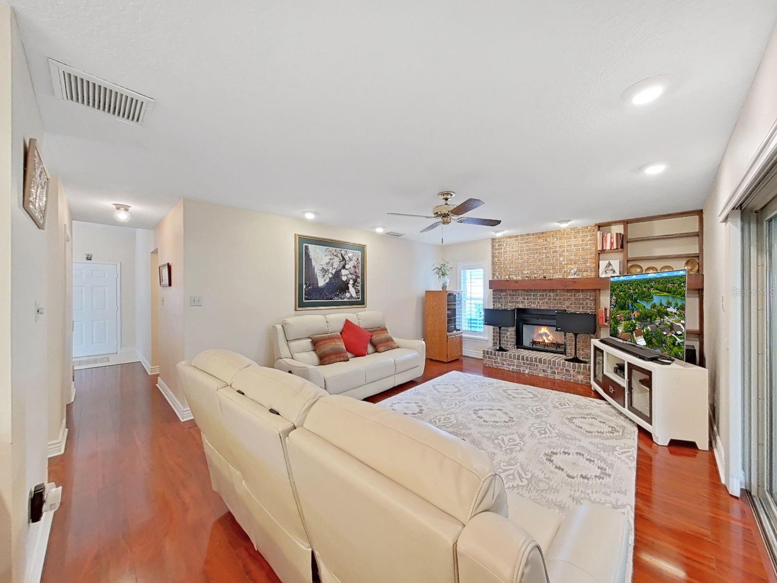 1367 Corner Oaks Dr Property Photo 4