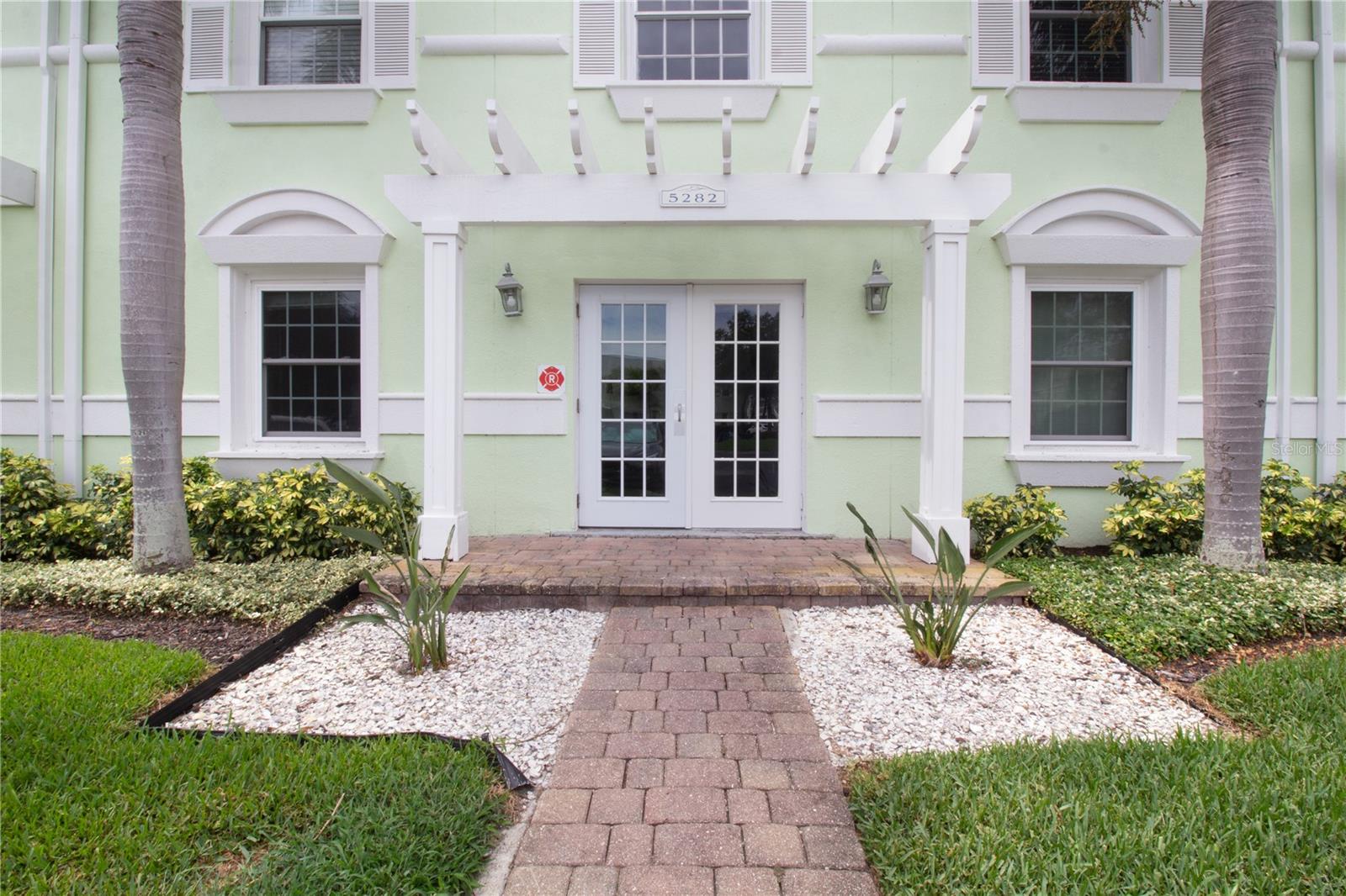 5282 Beach Dr Se #apt D Property Photo 3