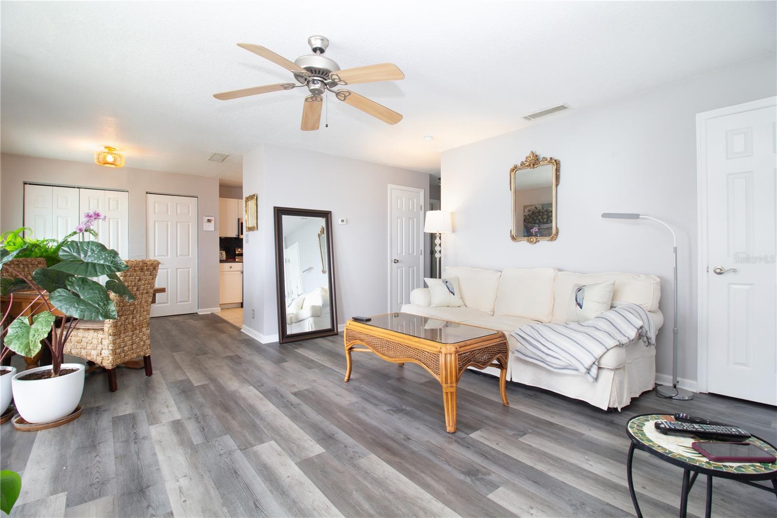 5282 Beach Dr Se #apt D Property Photo 5