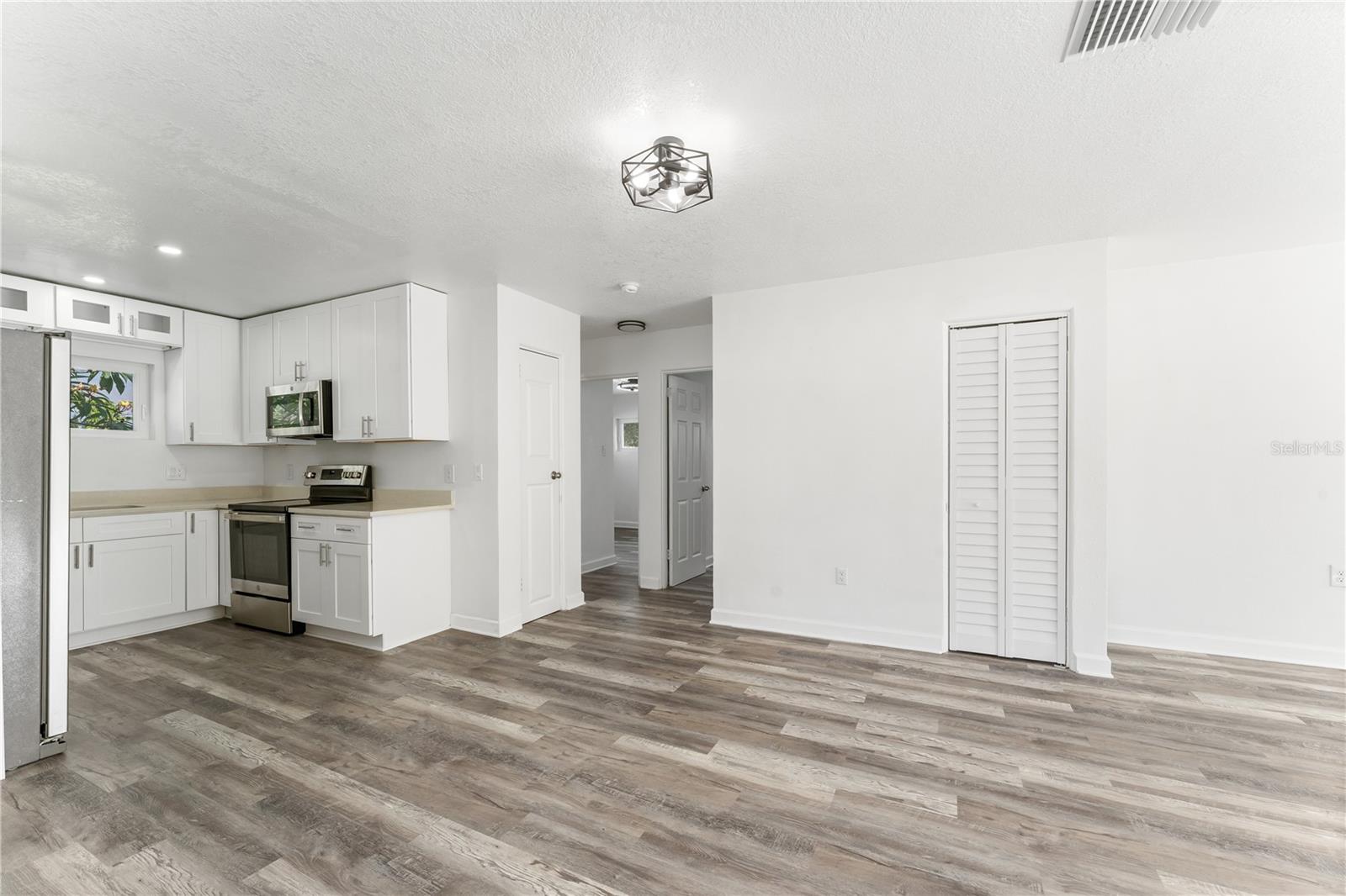 6221 Florida Cir E Property Photo 2