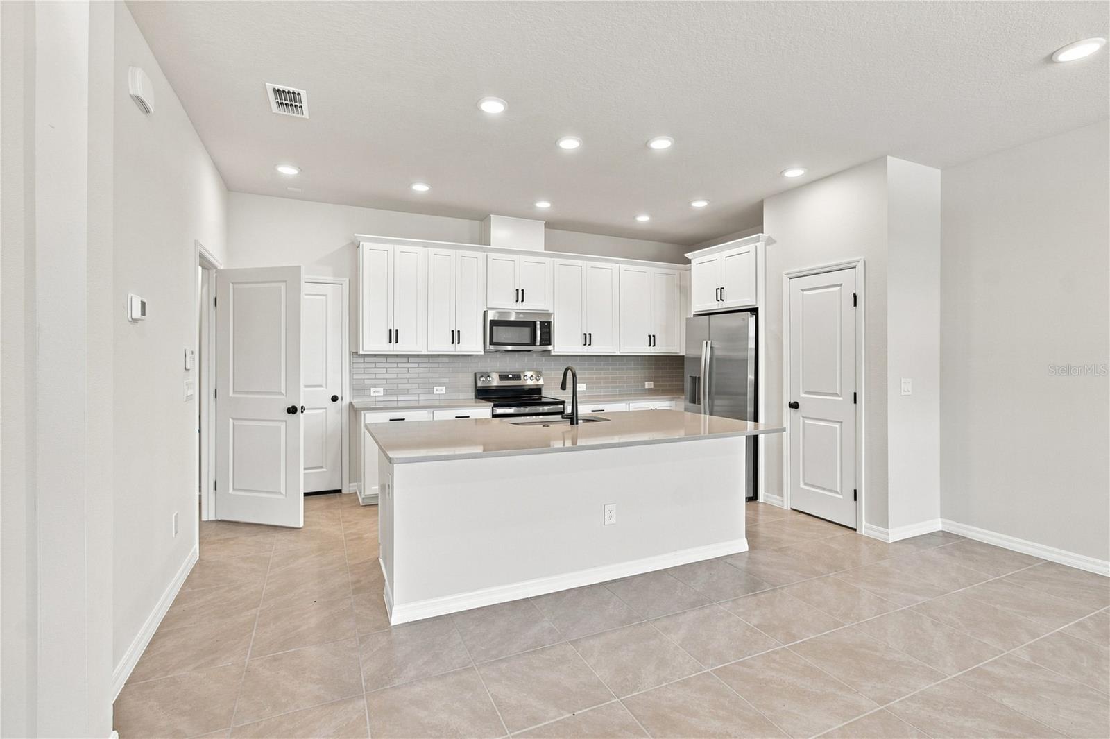 5596 Coopers Hawk Ct Property Photo 3