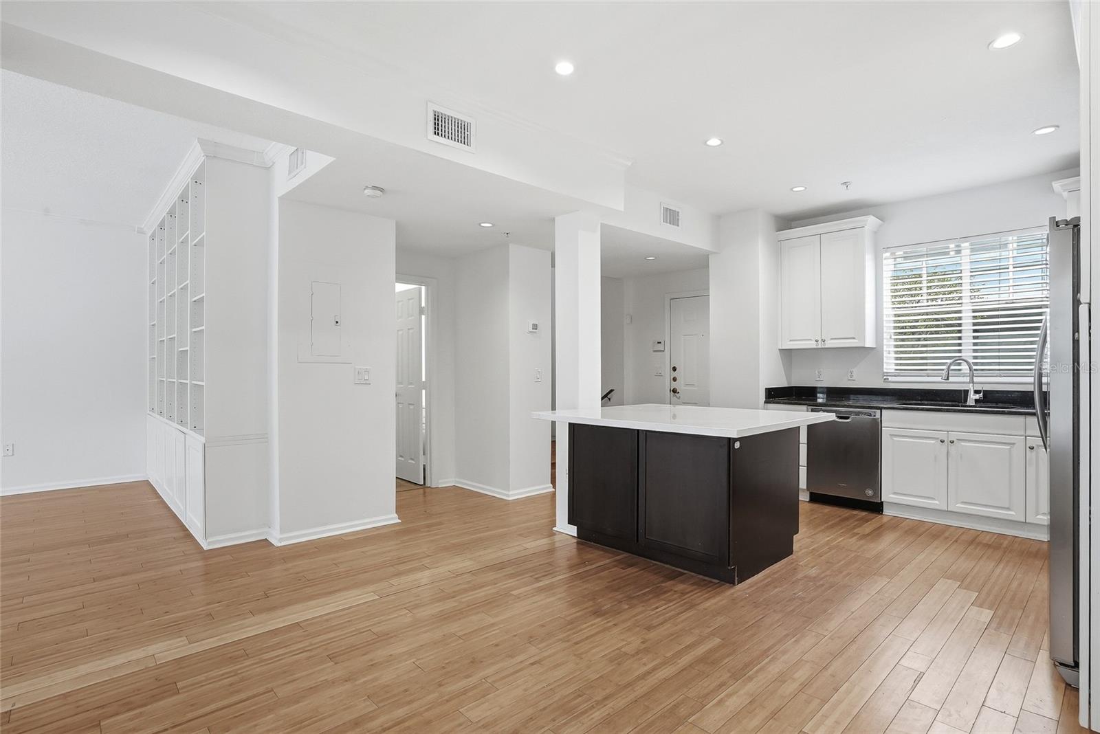 809 S Oregon Ave #b Property Photo 4