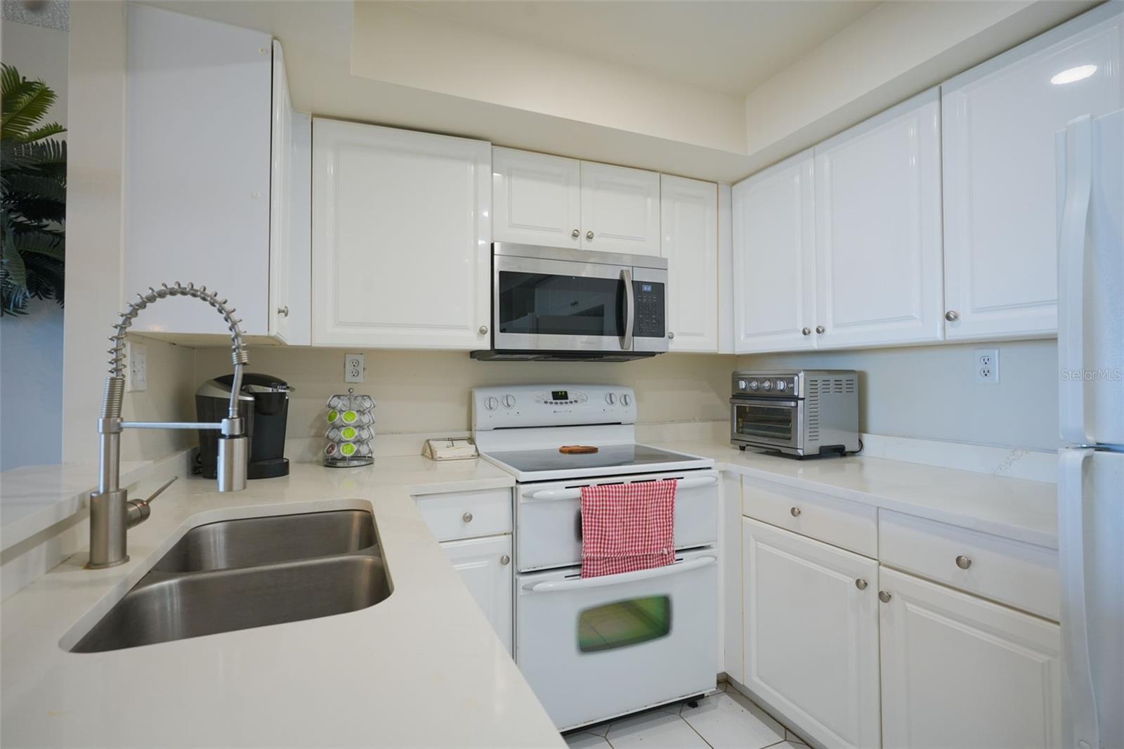 400 Island Way #1004 Property Photo 19