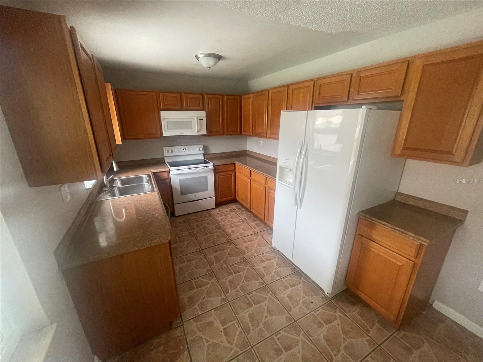 906 Essex Rd Property Photo 3