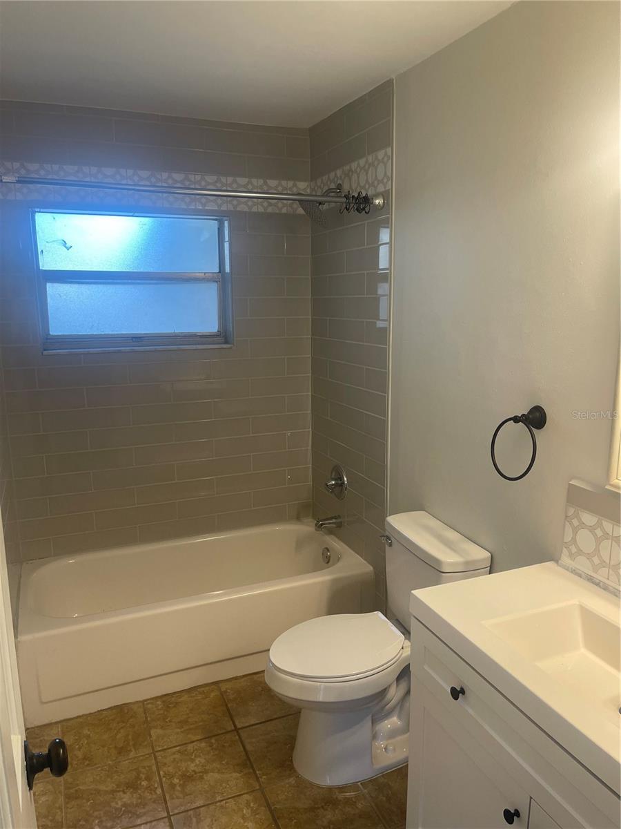 906 Essex Rd Property Photo 6