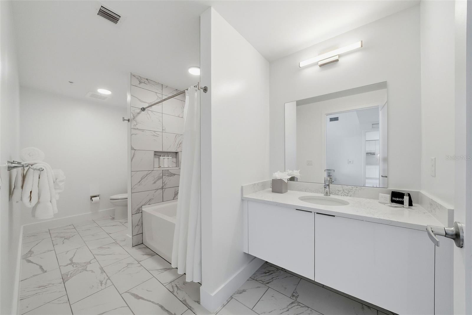 411 E Shore Dr #514 Property Photo 7