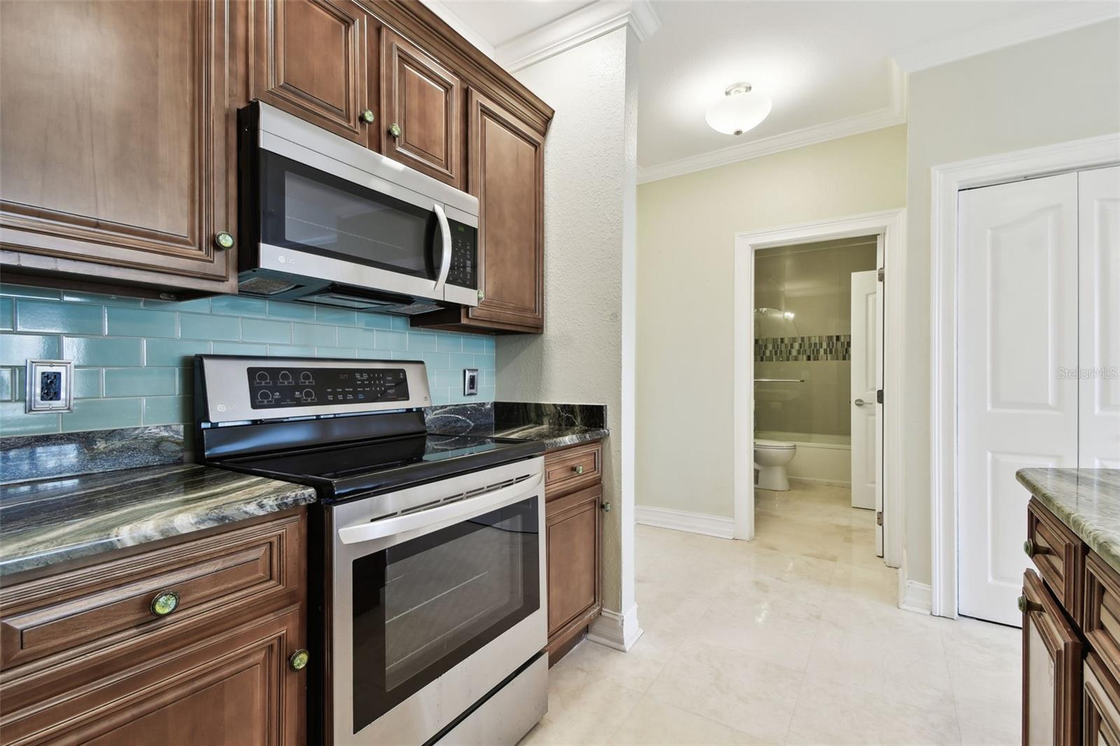 TB8515856 Property Photo 7