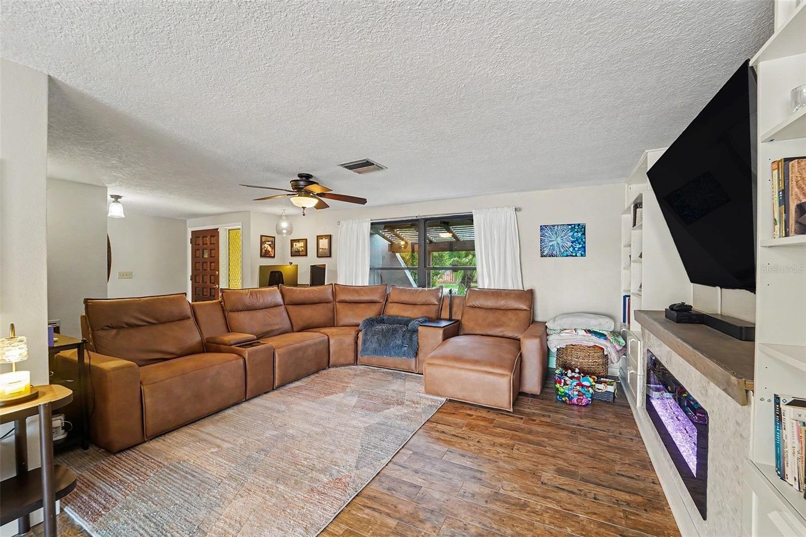 5736 Melaleuca Dr Property Photo 3