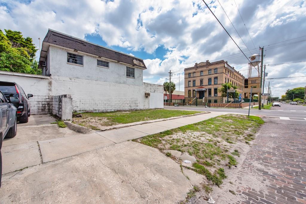 1406 N Howard Ave Property Photo 23