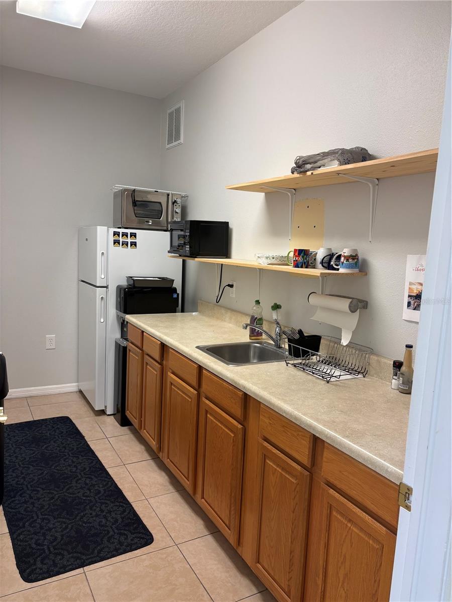 12187-12189 W Linebaugh Ave Property Photo 8