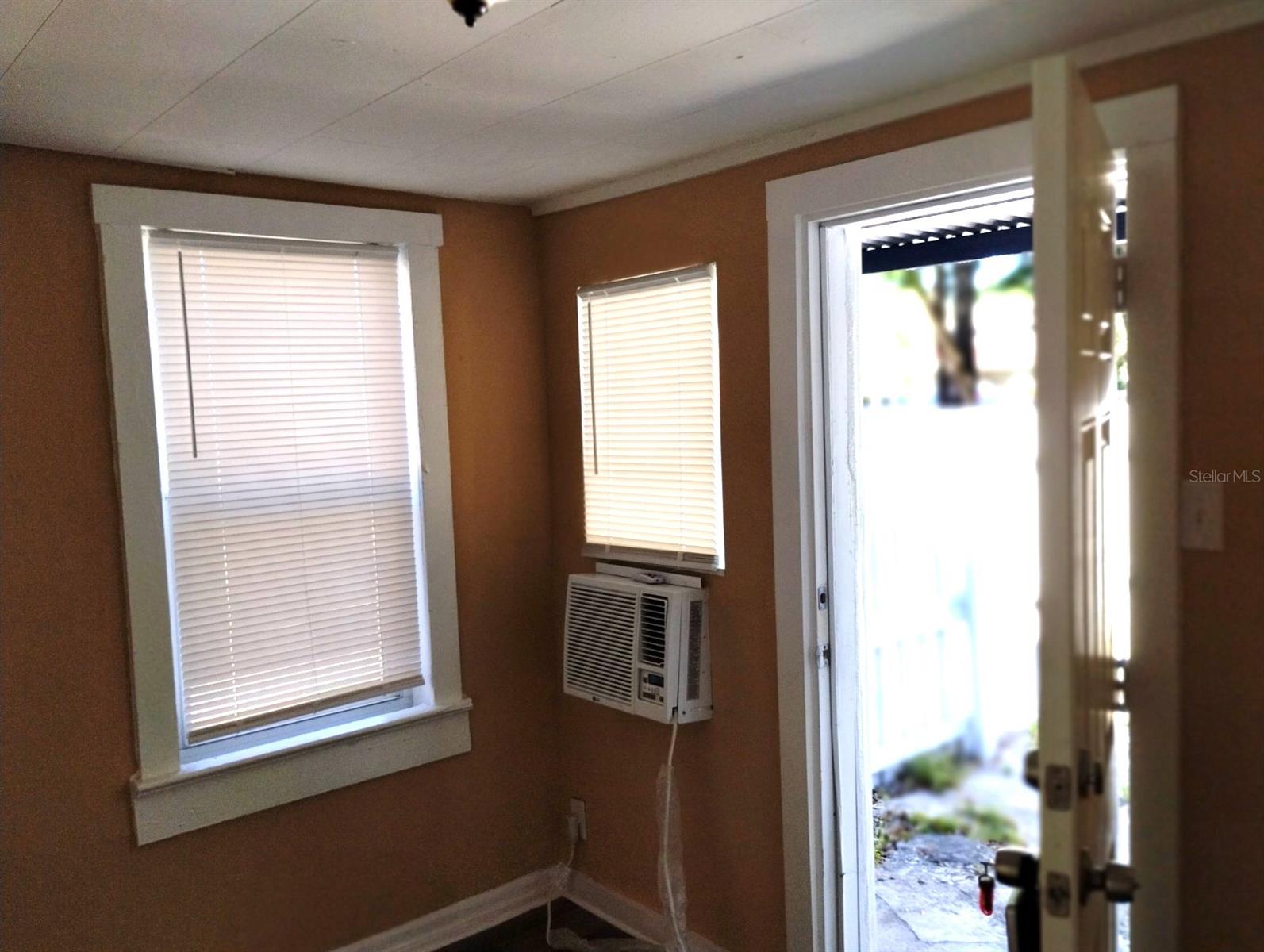 418 E Amelia Ave #d Property Photo 3