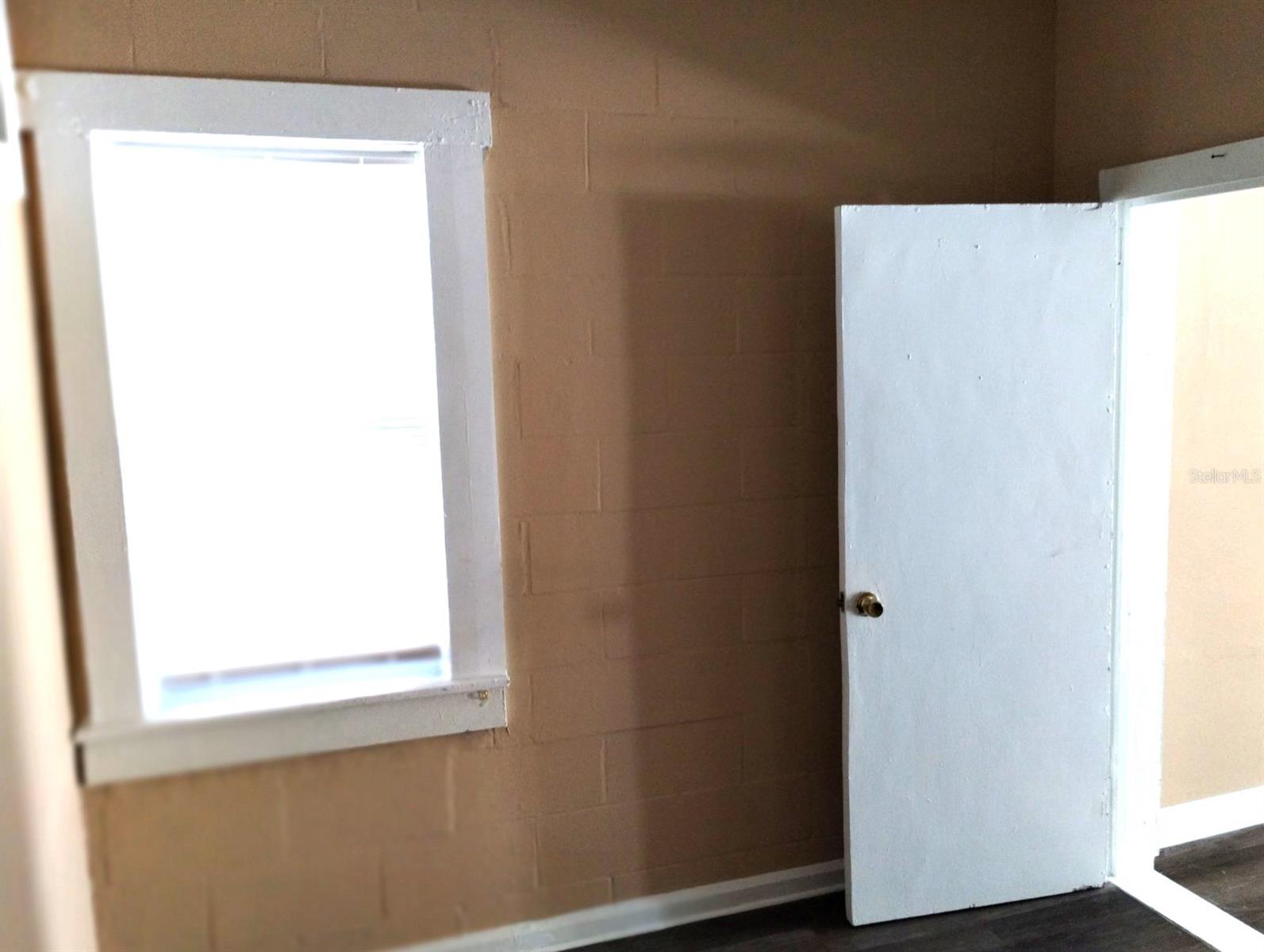 418 E Amelia Ave #d Property Photo 9