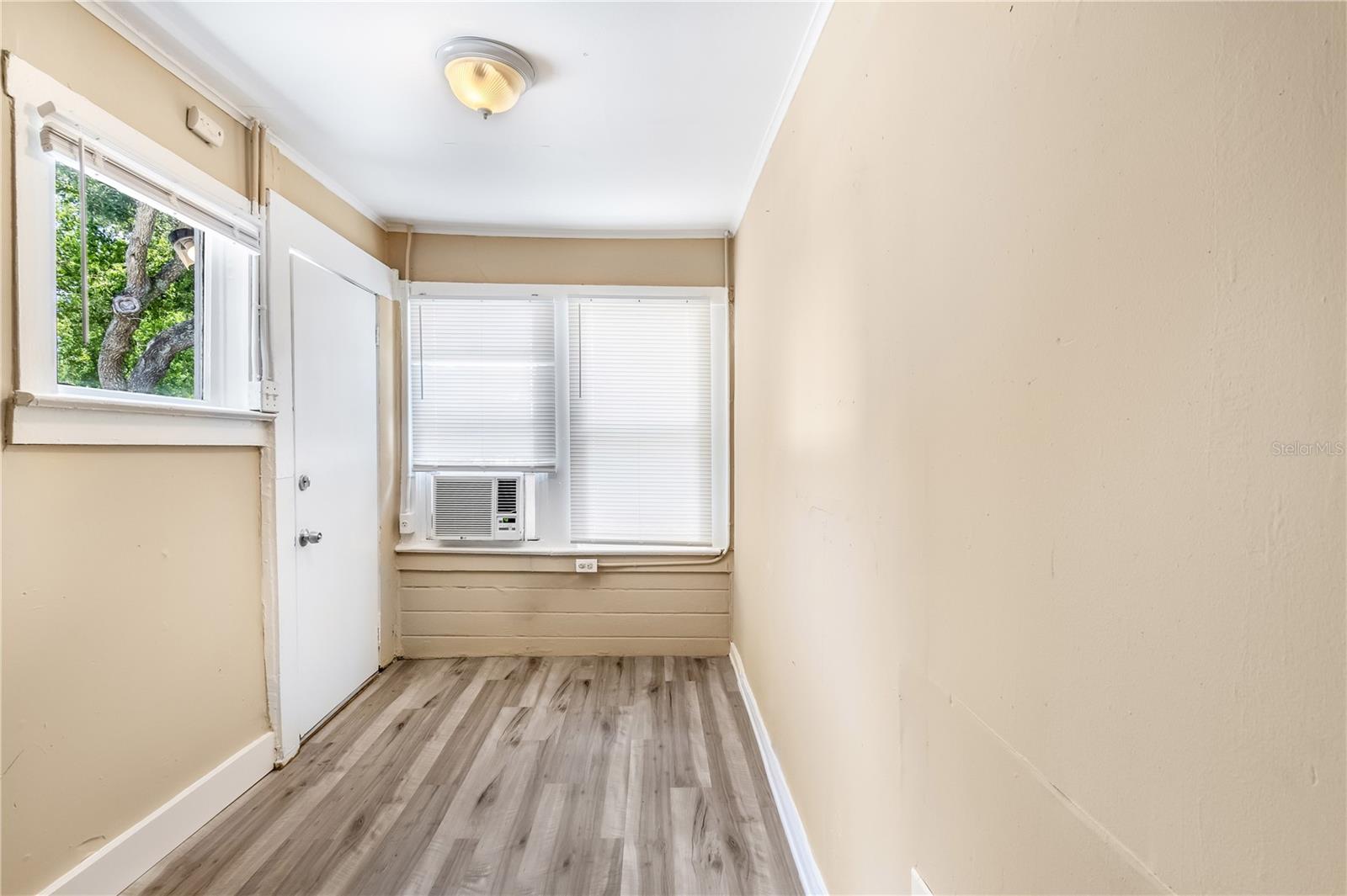 418 E Amelia Ave #g Property Photo 3