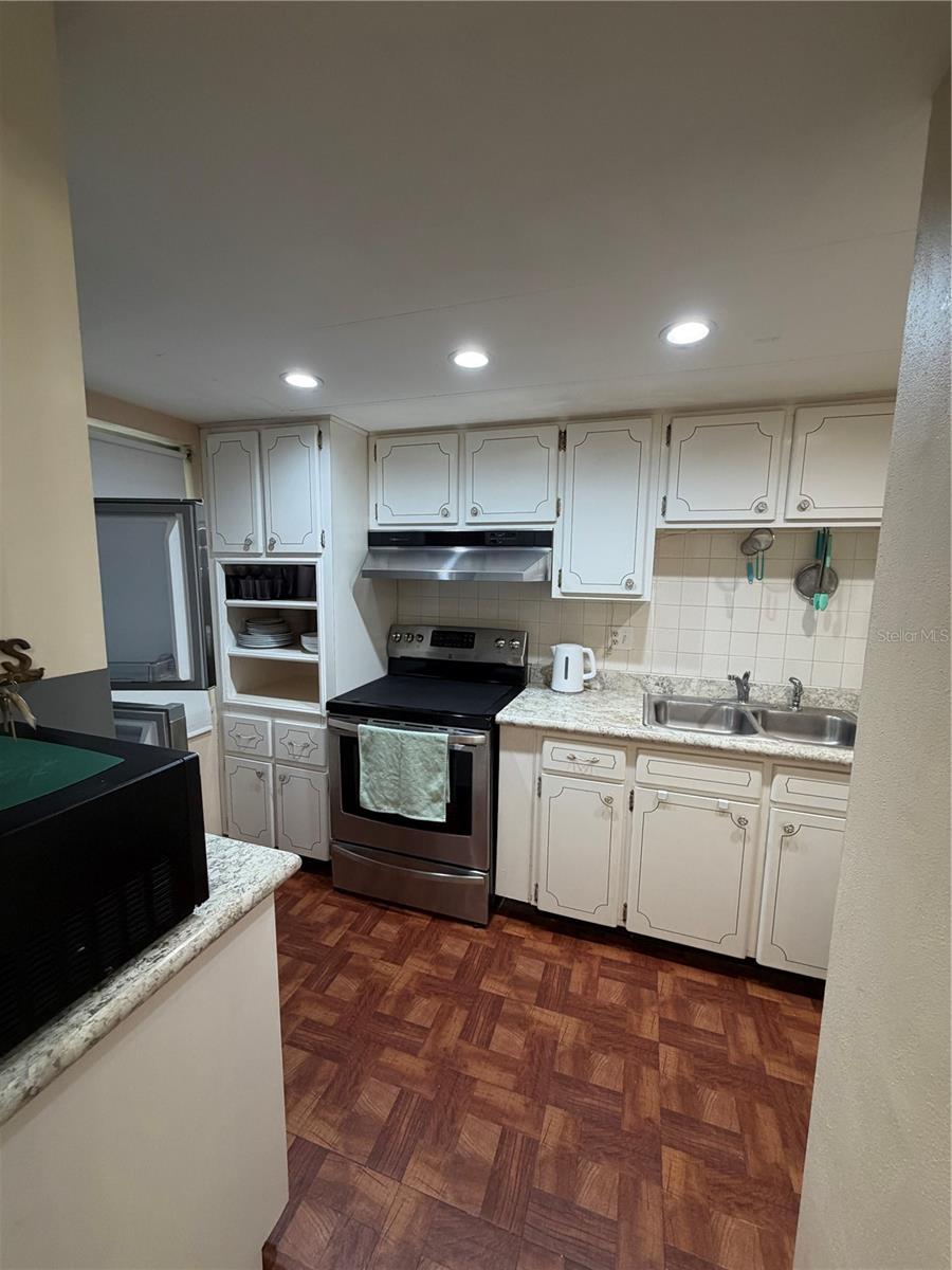 200 Glennes Ln #114 Property Photo 8