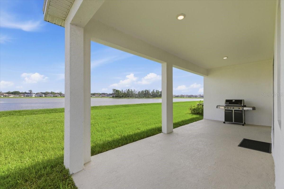1413 Tropical Oasis Ave Property Photo 2