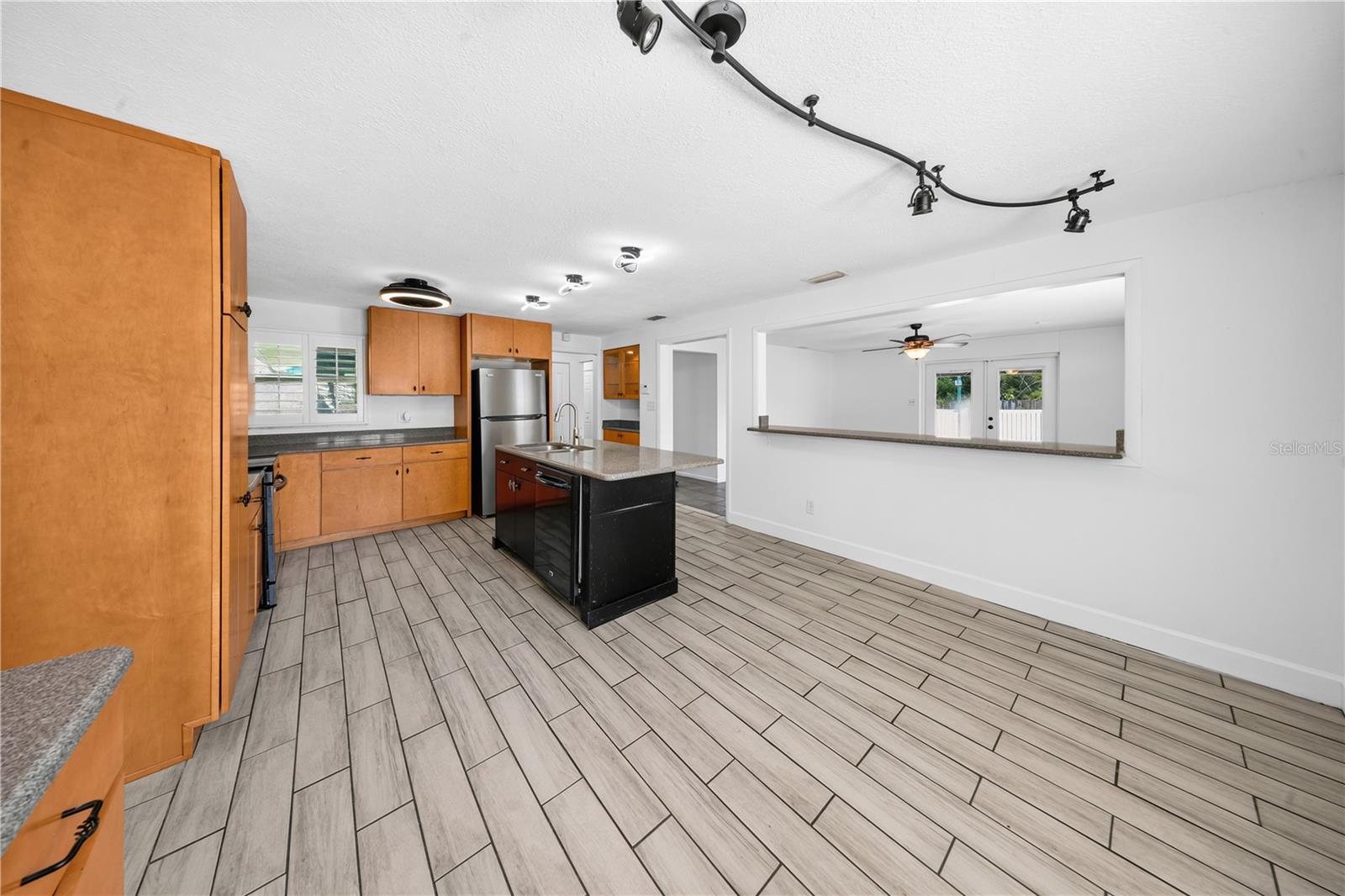 986 Lexington Dr Property Photo 8
