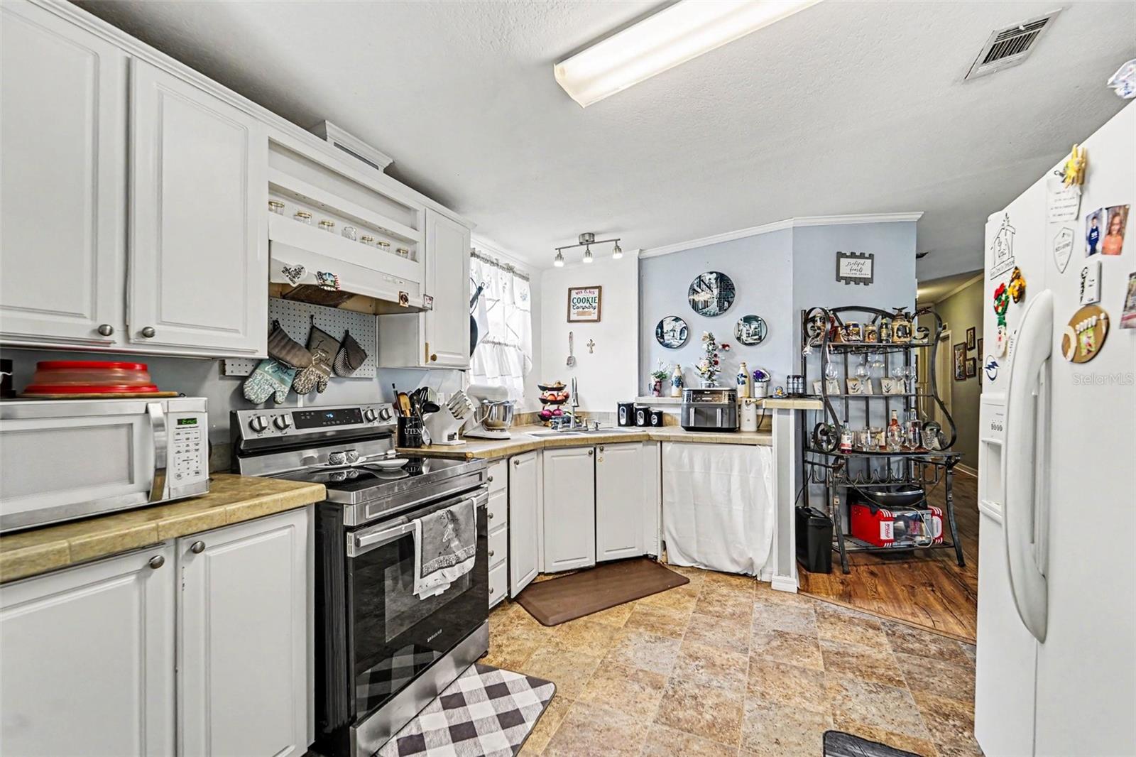 38030 Lawanda Loop Property Photo 2