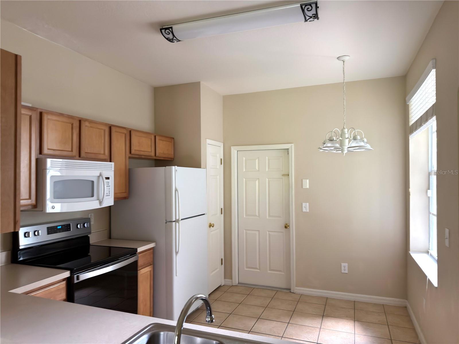 2437 Earlswood Ct Property Photo 12