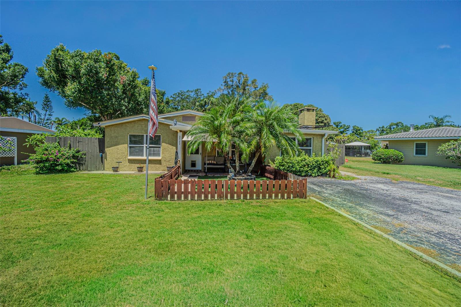 721 Oleander Way S Property Photo 3