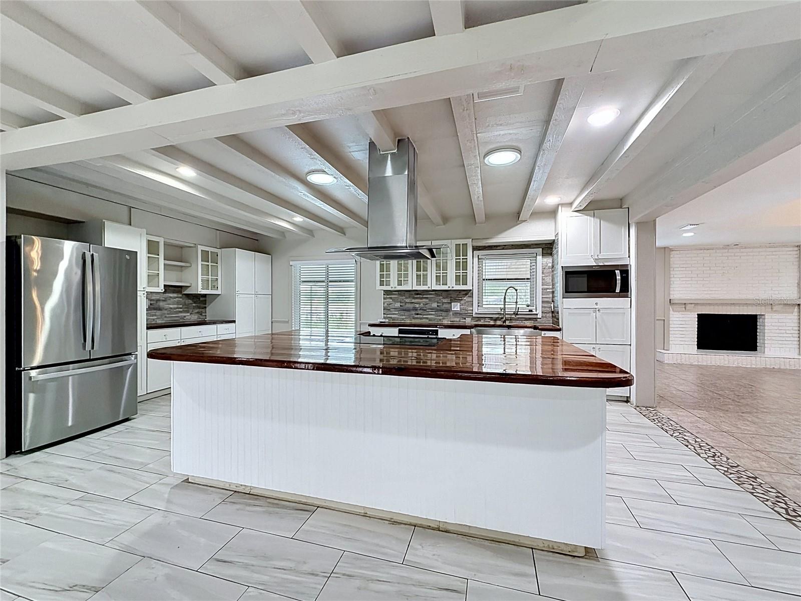 912 Shangri La Dr Property Photo 3