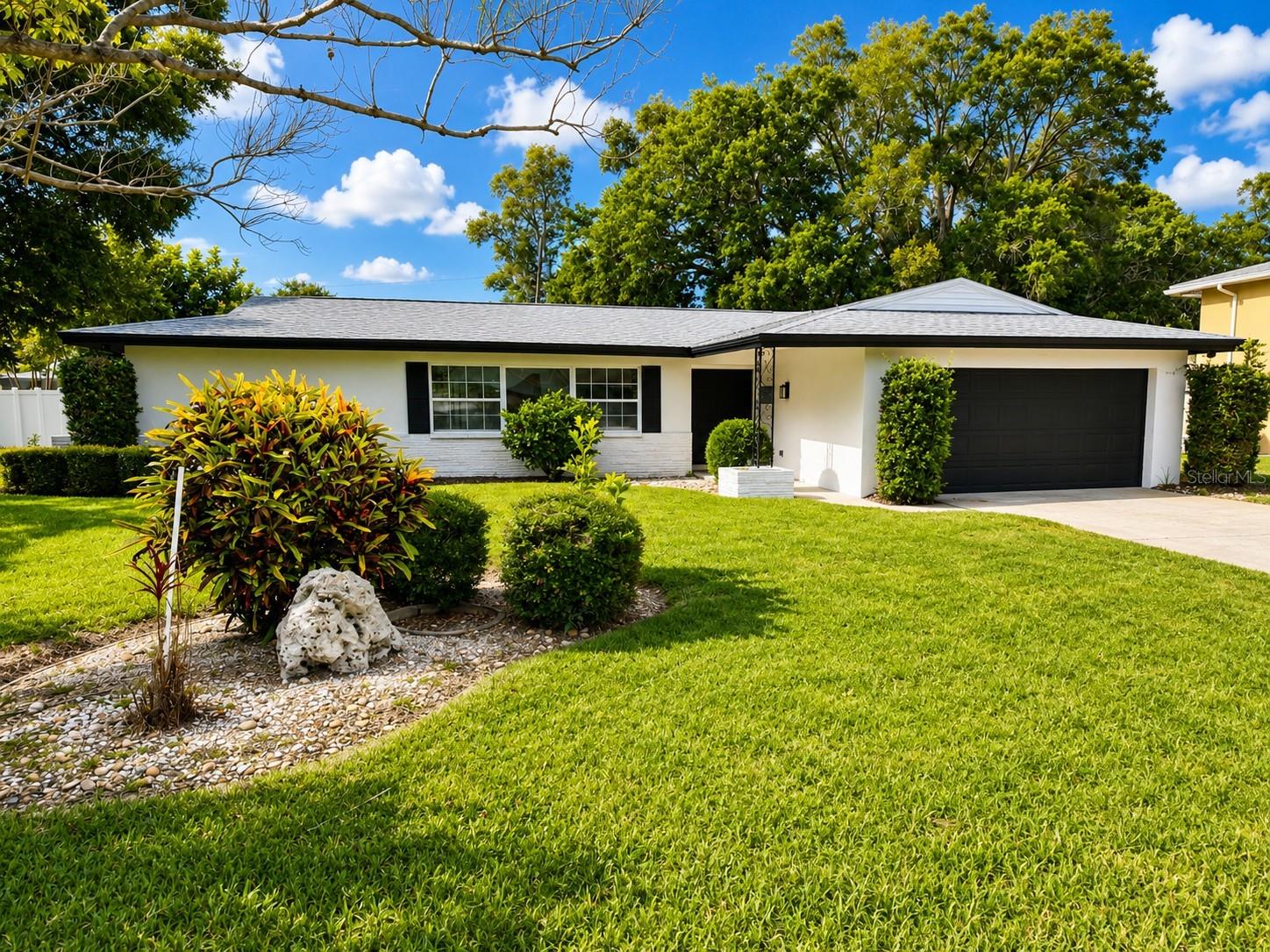 810 Allamanda Dr Property Photo 2