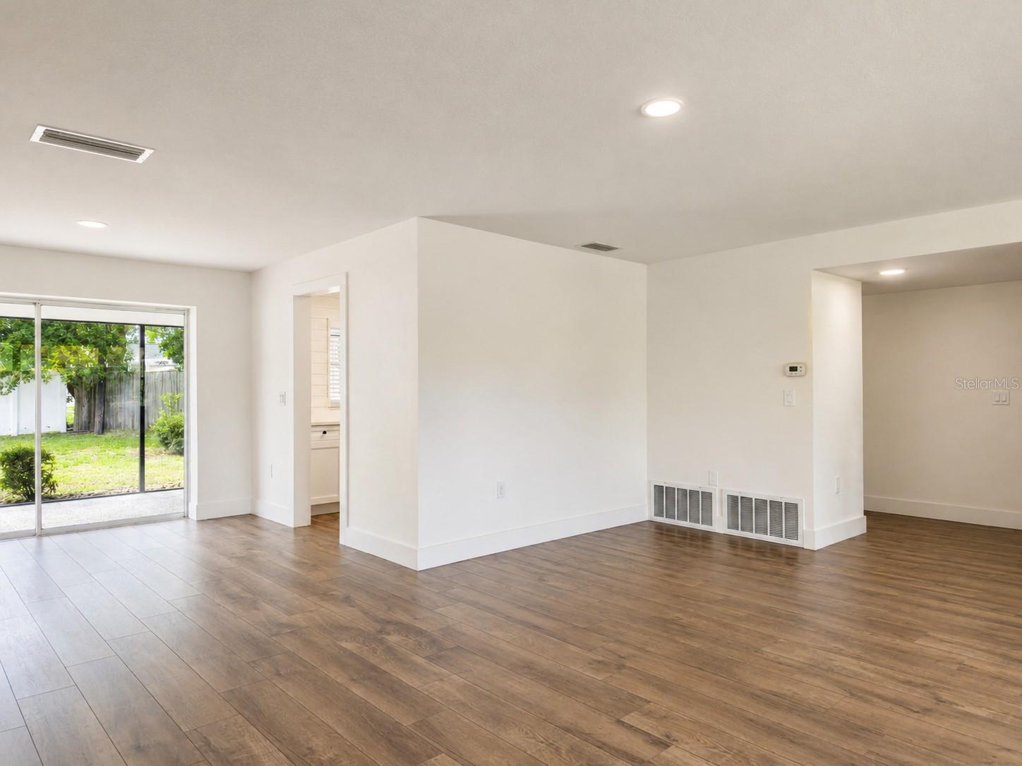 810 Allamanda Dr Property Photo 4