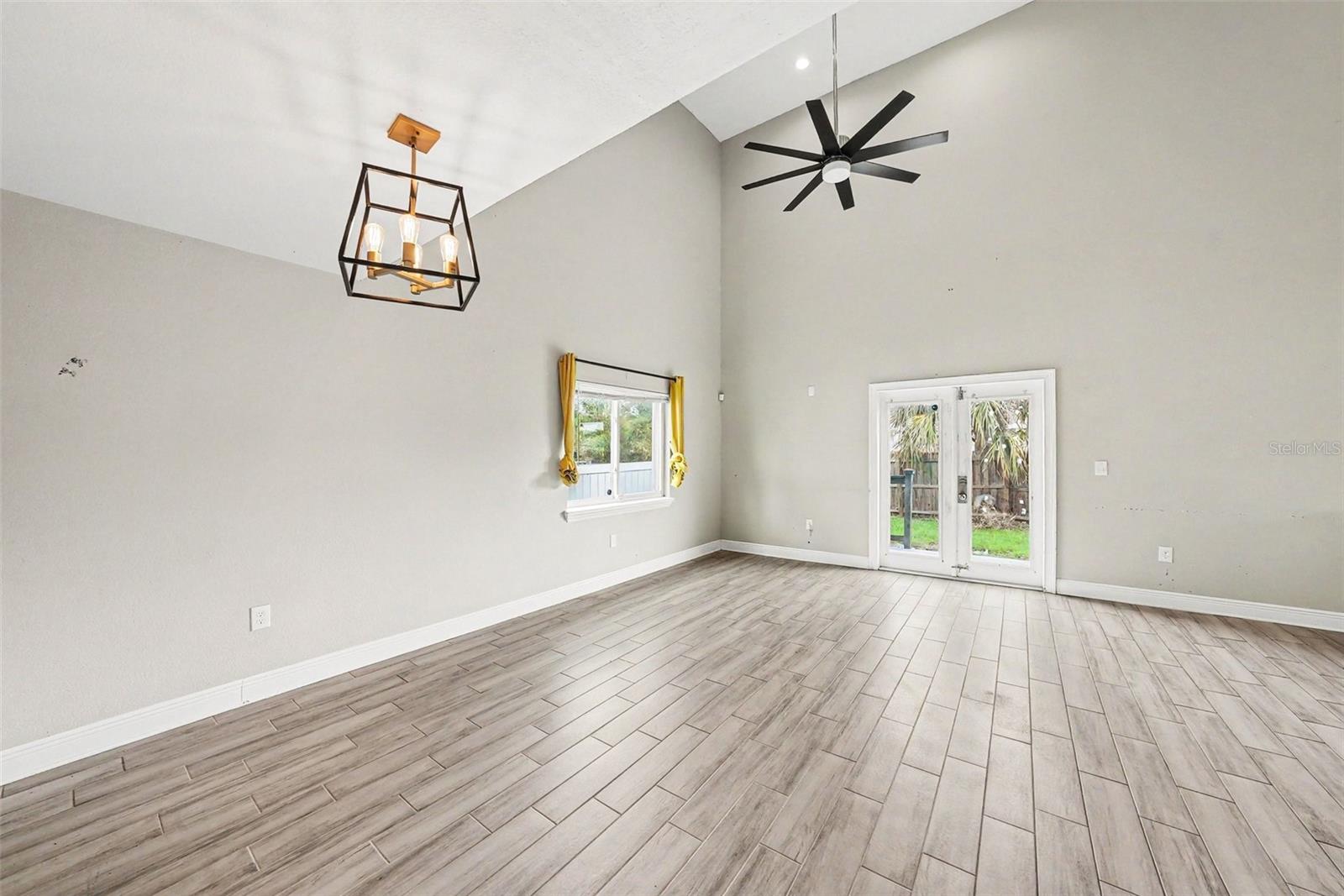 2619 W St Conrad Property Photo 8