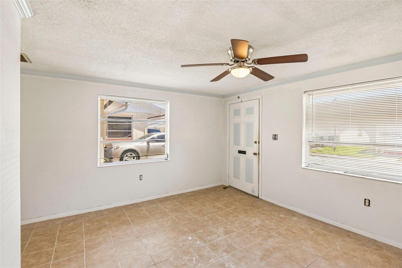 4923 Getner St Property Photo 3