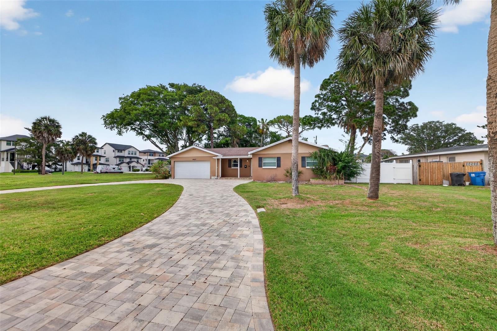 4627 Venetian Blvd Ne Property Photo 3