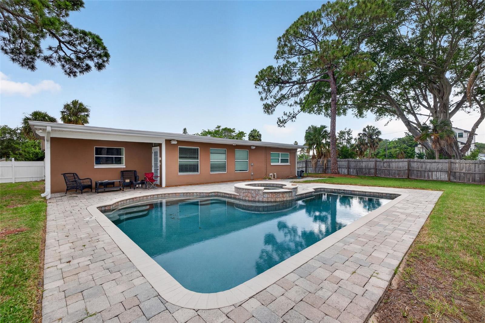 4627 Venetian Blvd Ne Property Photo 4