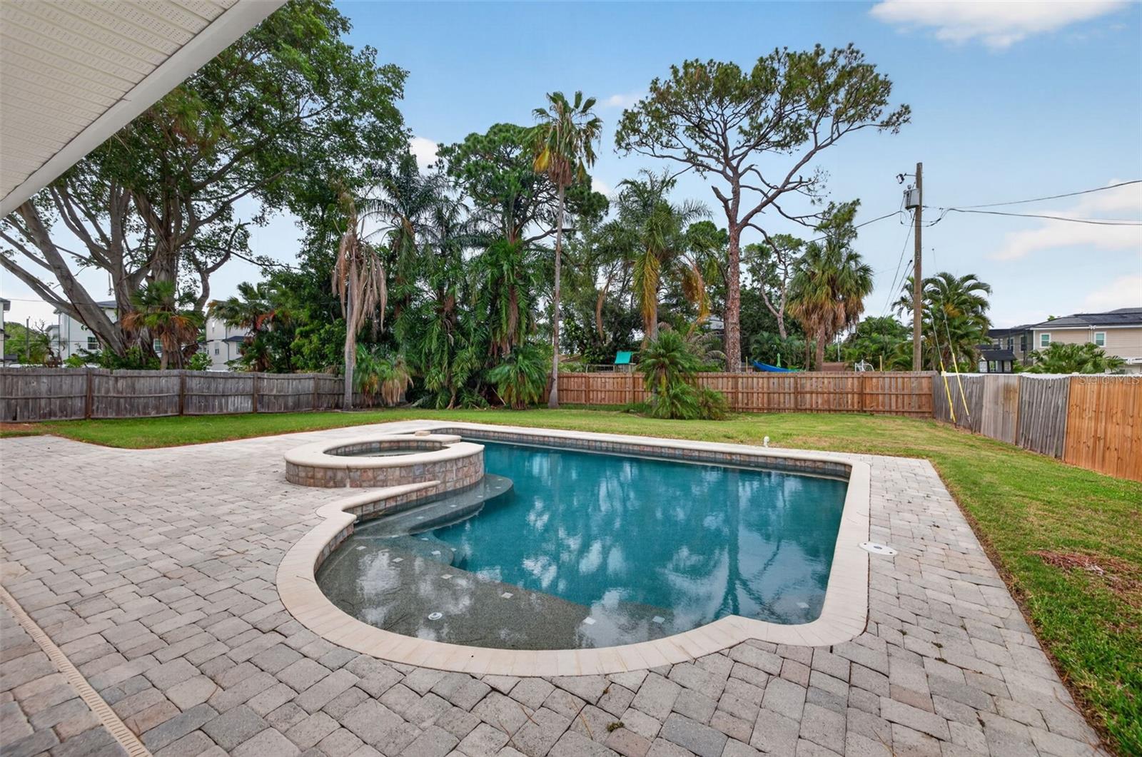 4627 Venetian Blvd Ne Property Photo 6