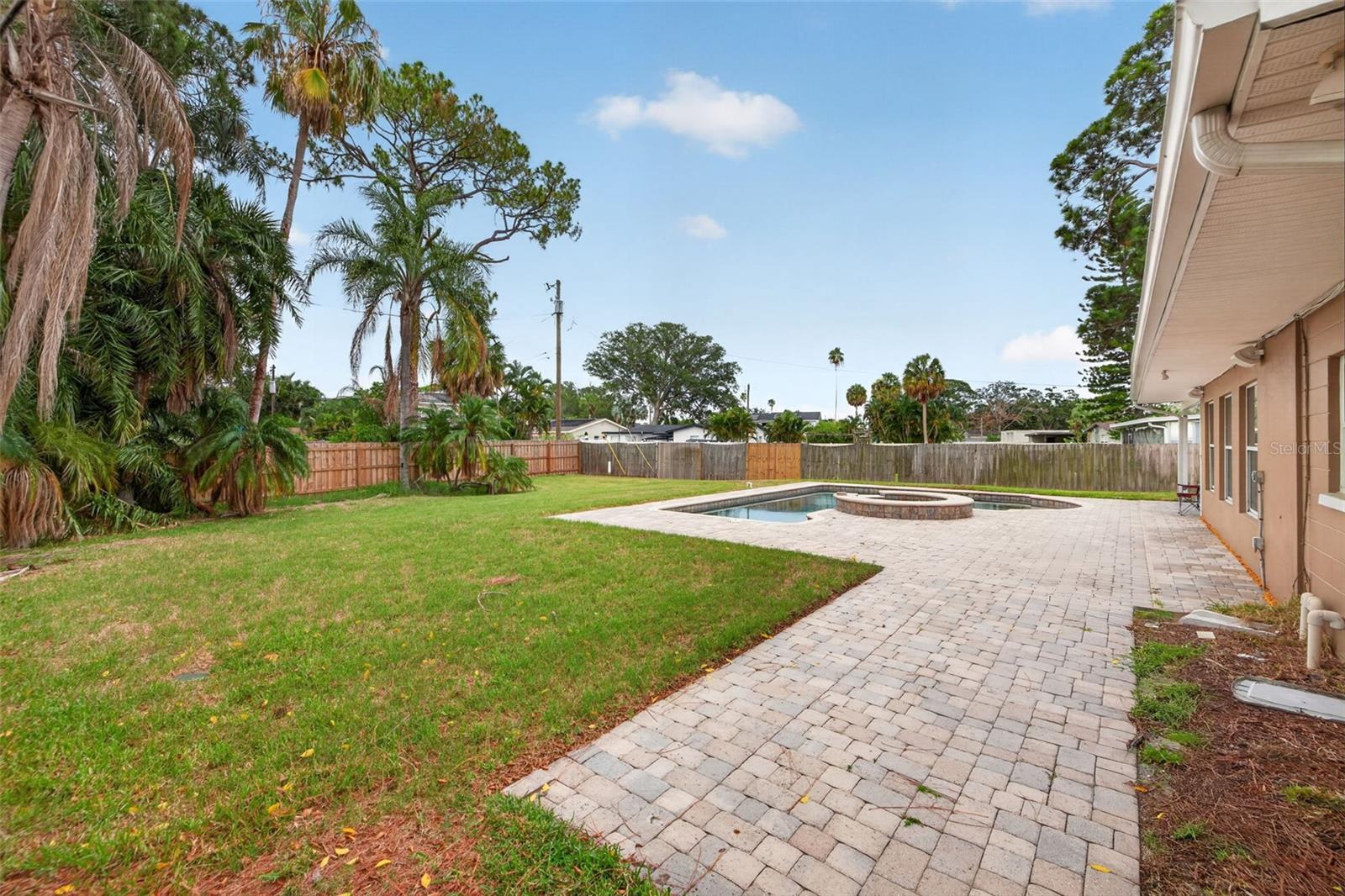 4627 Venetian Blvd Ne Property Photo 7