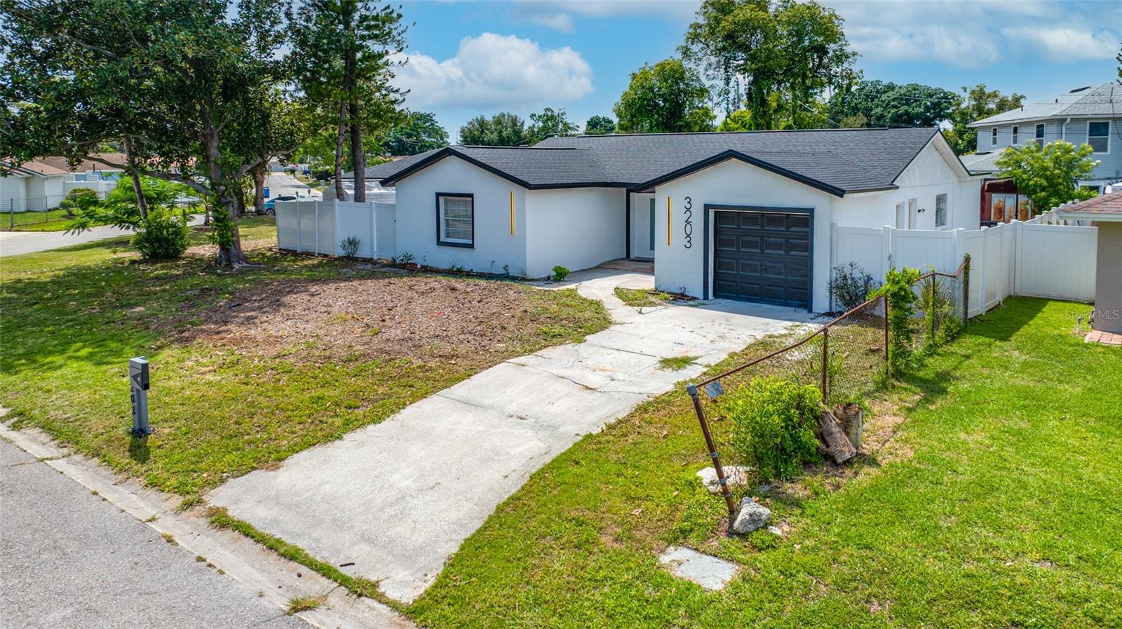 TB8518544 Property Photo 3