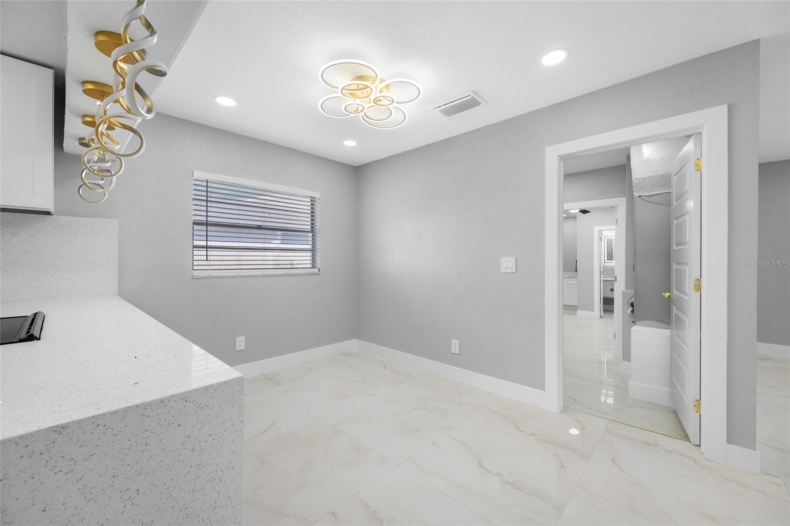 TB8518544 Property Photo 25