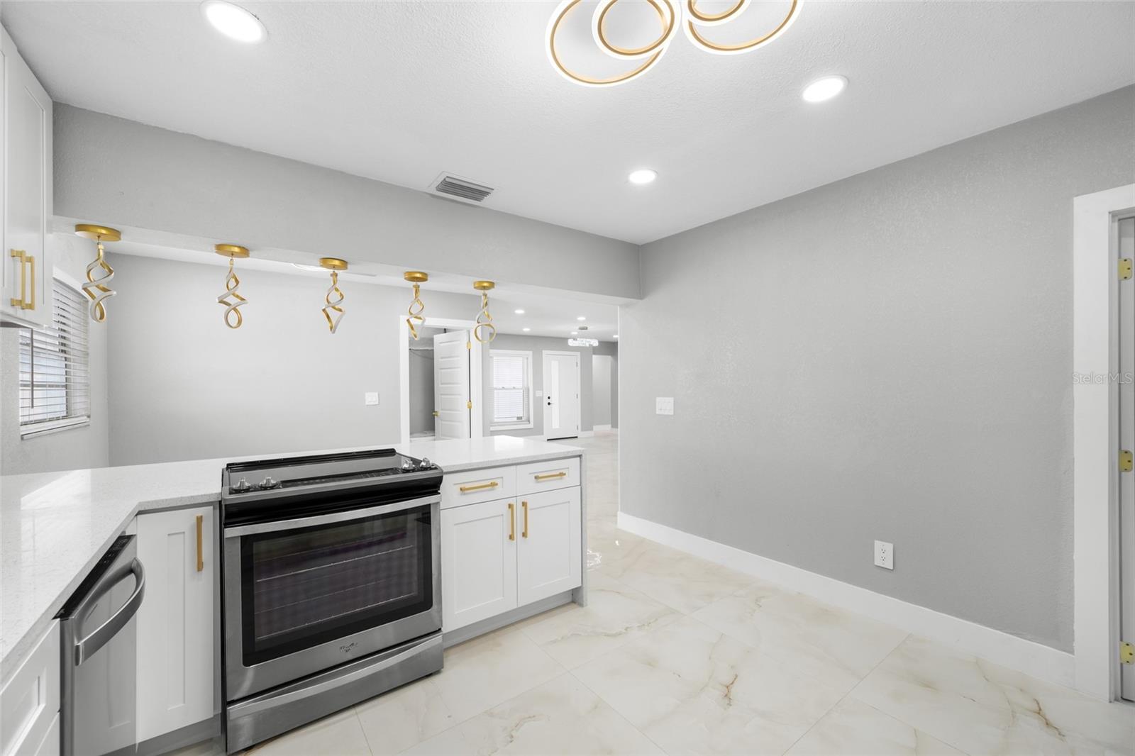 TB8518544 Property Photo 30