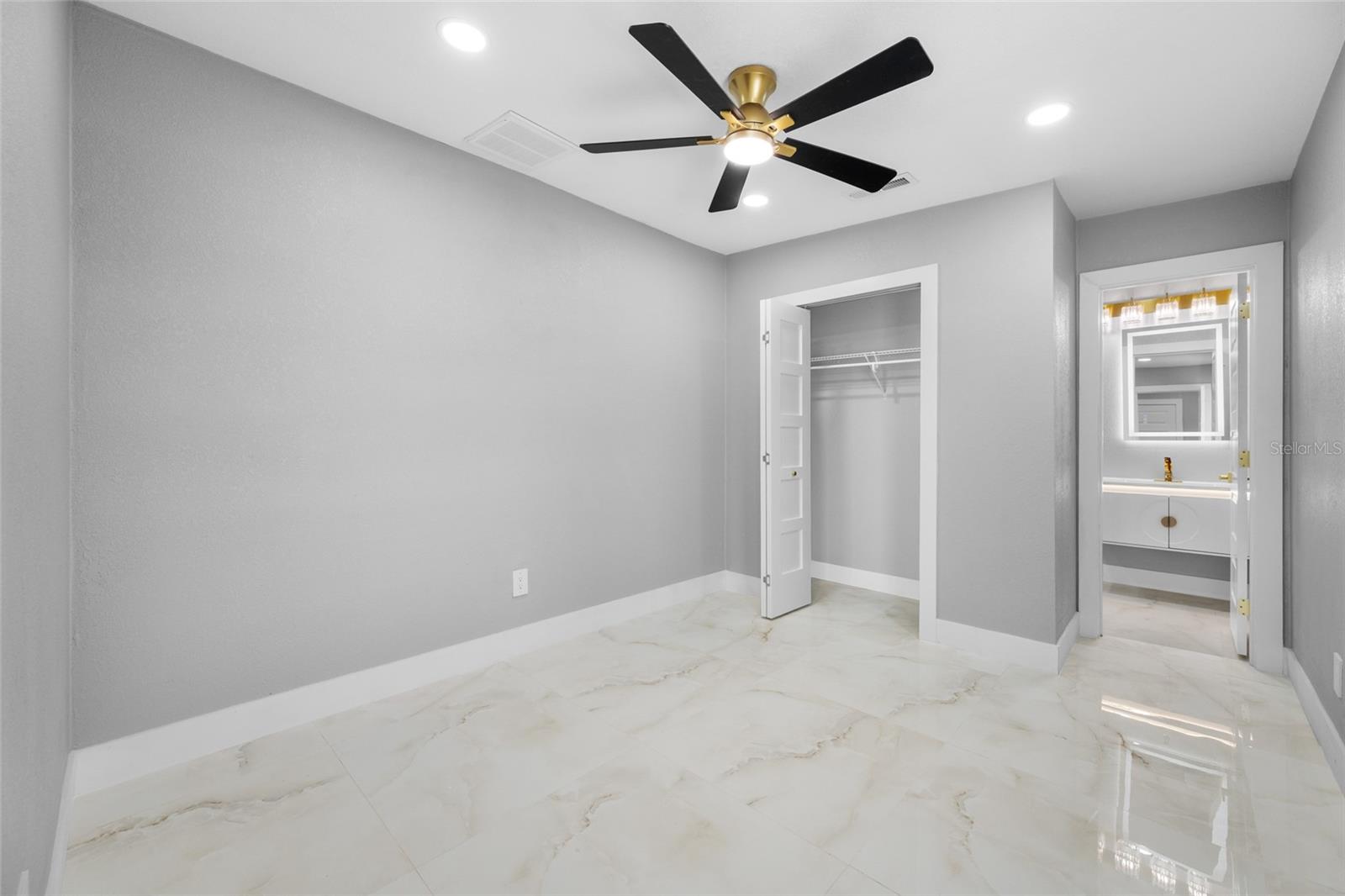 TB8518544 Property Photo 33