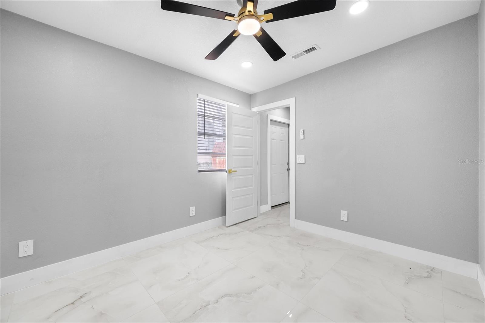 TB8518544 Property Photo 35