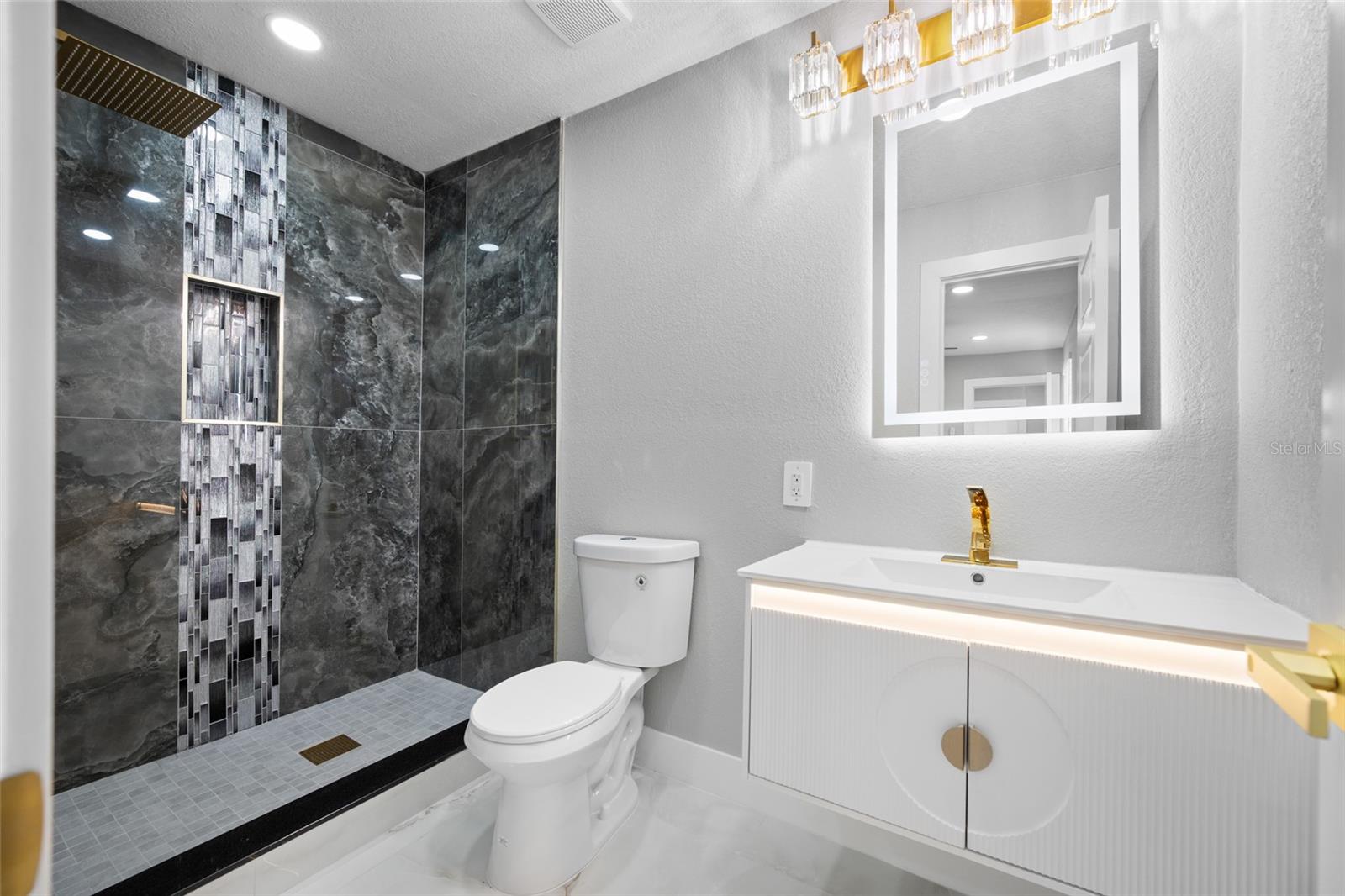 TB8518544 Property Photo 36