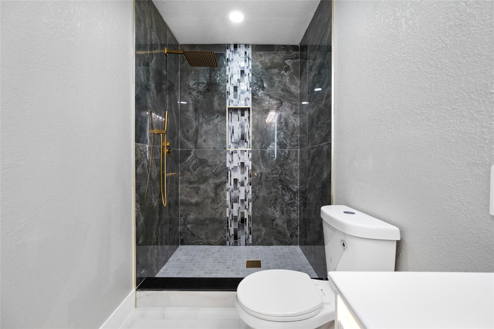 TB8518544 Property Photo 37