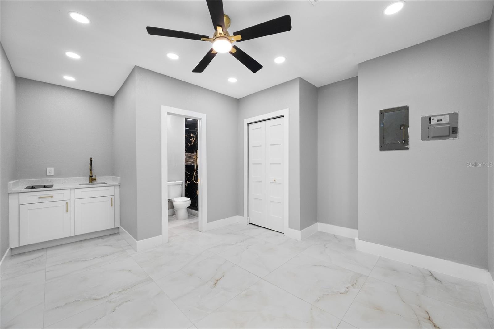 TB8518544 Property Photo 38