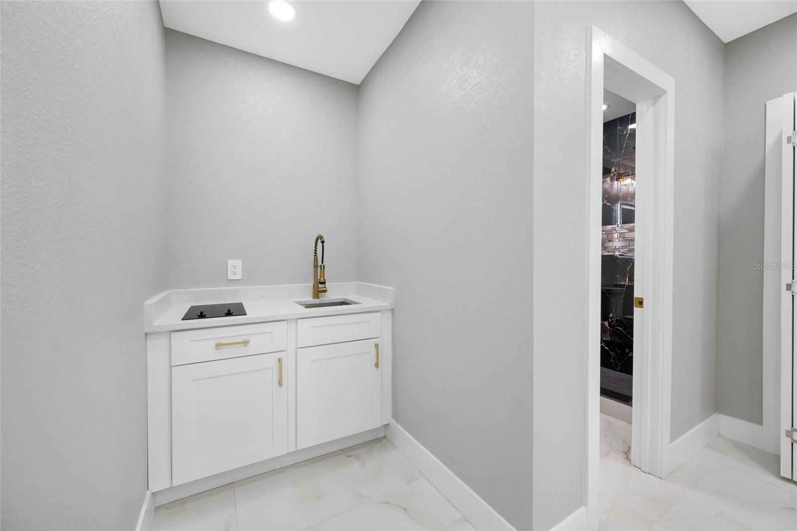 TB8518544 Property Photo 39