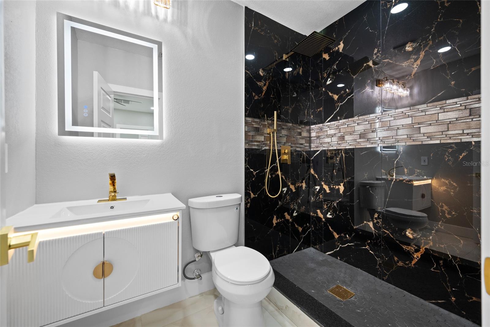 TB8518544 Property Photo 41